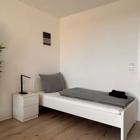 Bookandstay24 2 Zimmerwohnung Mit Balkon, Kueche Und Parkplatz Dietzenbach